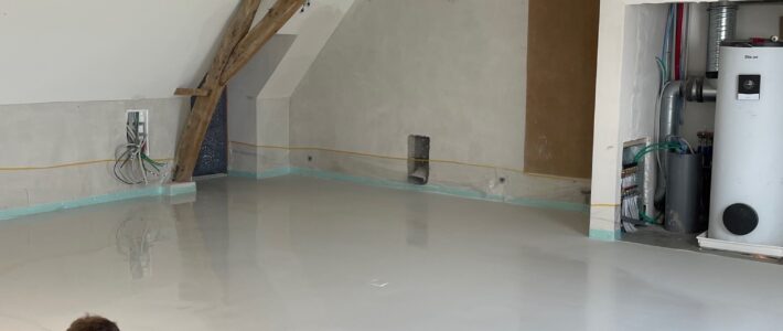 Référence SL 505: sol autonivelant blanc utilisé pour la rénovation d’un grenier à Maubray