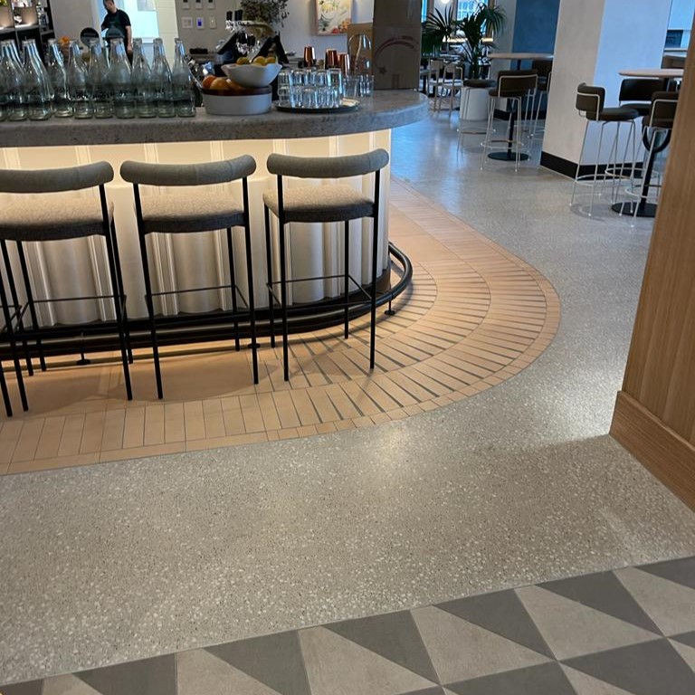 LDS SC 244 vloeichape opgeschuurd als slijtvaste terrazzo vloer