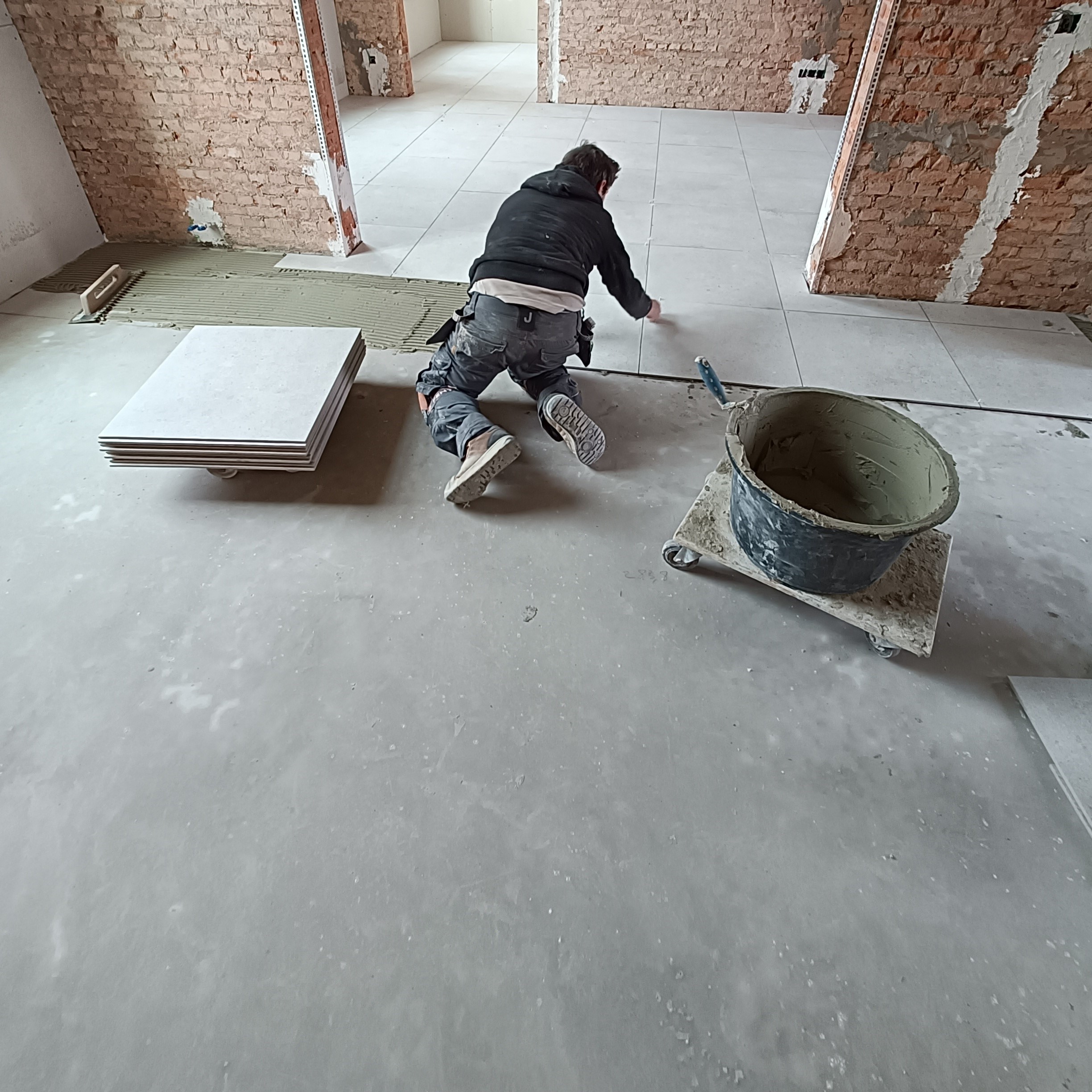 Cementgebonden zelfnivellerende egaline
