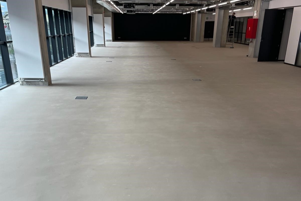 Topcoat M 12P voor bescherming van minerale vloeren