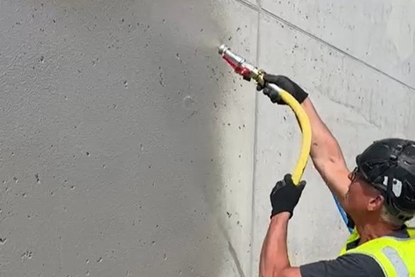 Flexibele waterdichting tegen muur gespoten_2