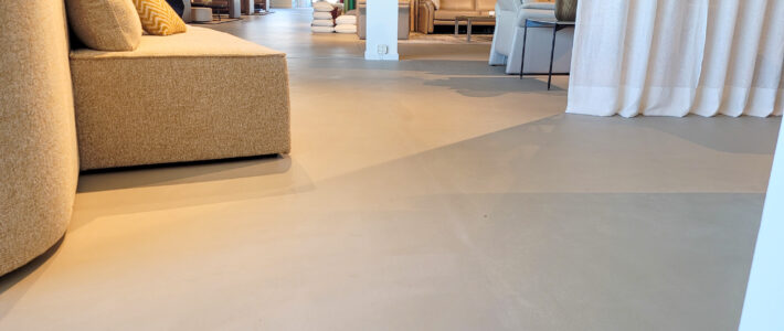 Referentie LDS SL 502: nieuwe minerale gietvloer in showroom zetelfabriek in Mechelen